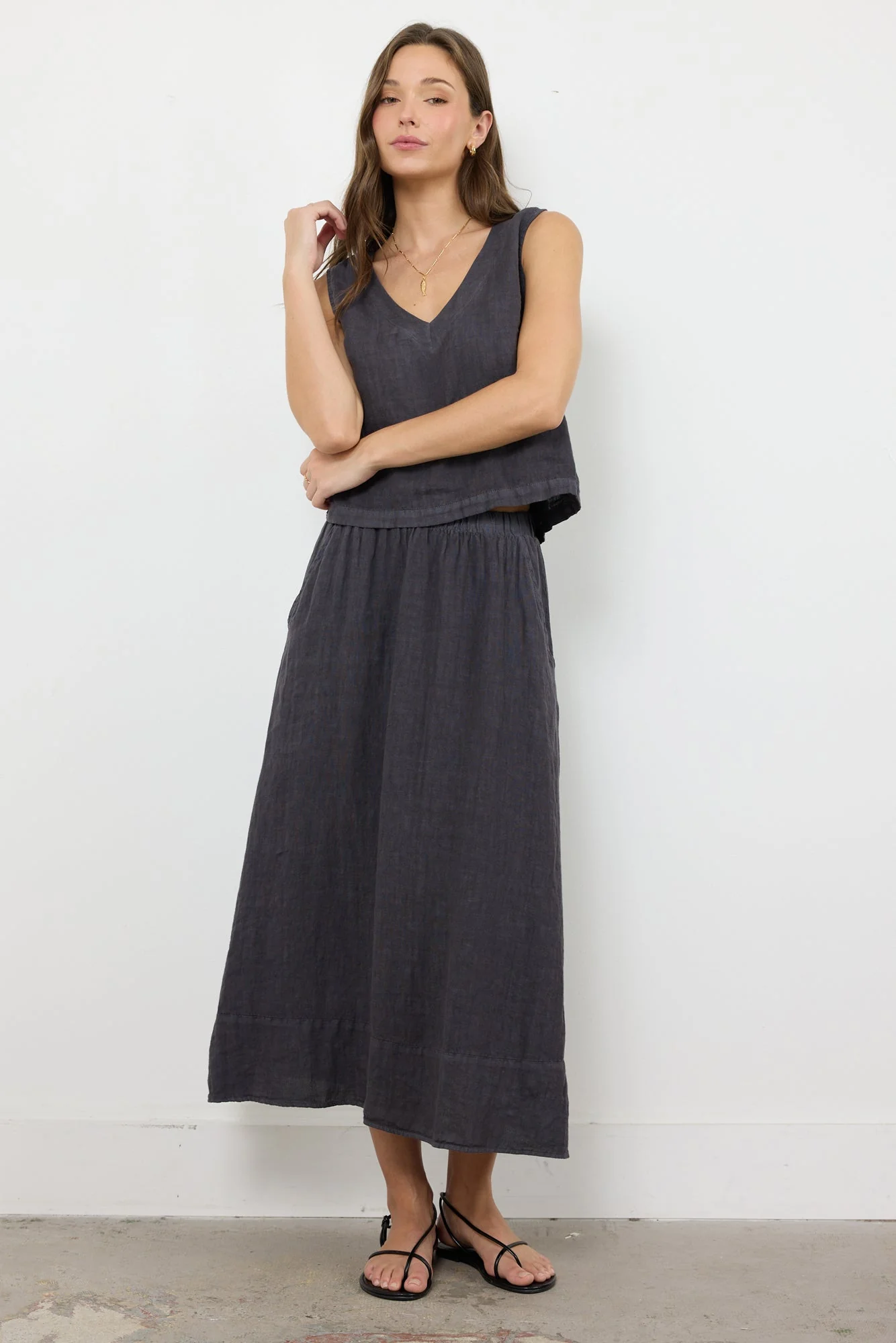 Woven Linen Sleeveless V Neck Muscle Tank - Image 6
